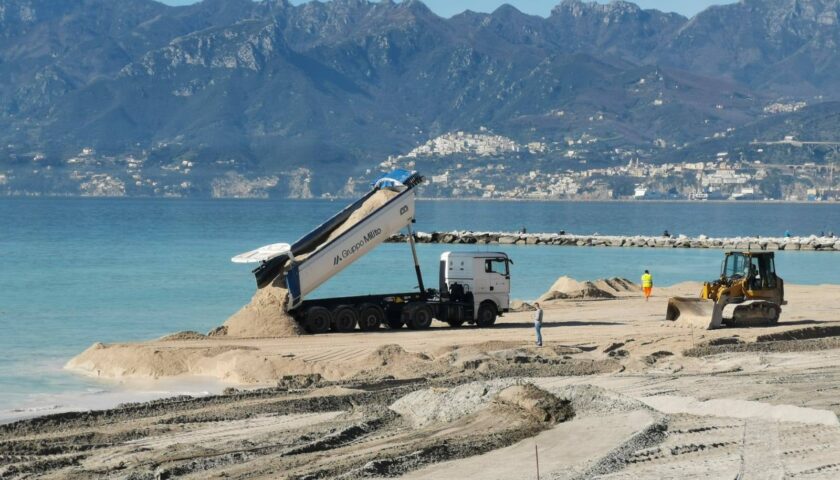 Salerno, il sindaco pubblica foto del ripascimento e cita il poeta Gatto