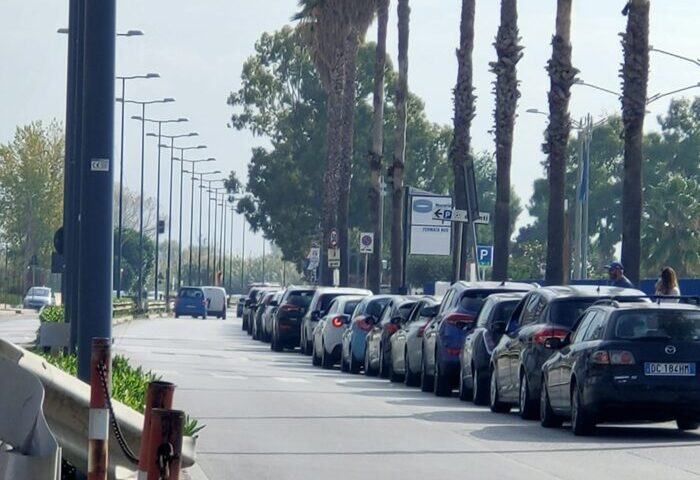 Covid a Salerno, colonna di auto in fila per i tamponi all’Usca drive in