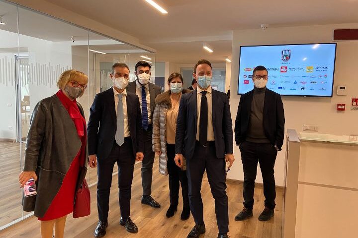 L’ASSESSORE ARMIDA FILIPPELLI, L’ONOREVOLE PIERO DE LUCA E IL CONSIGLIERE ANDREA VOLPE IN VISITA ALL’HUB DI FMTS GROUP