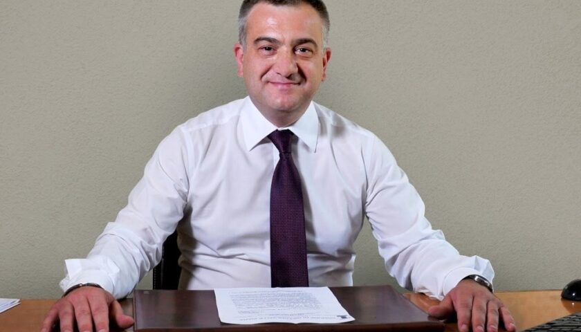 Il sindaco di Giffoni Valle Piana salva bimbo che stava soffocando