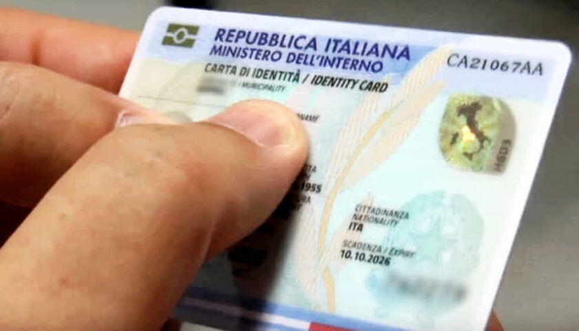 Uffici chiusi per Carnevale, niente carta di identità: denunciato il sindaco di Angri