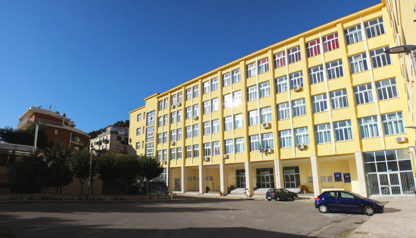 Salerno, al “Da Vinci Genovesi” arrivano i banchi ma mancano le aule