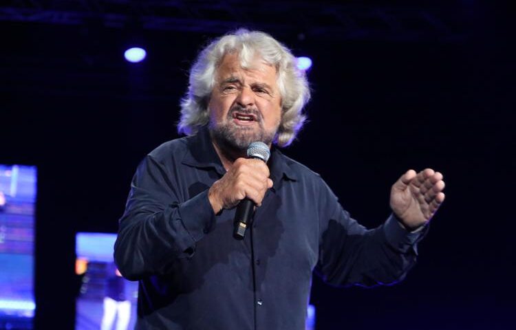 Governo, Grillo a M5S: “Leali a Conte, no a Draghi”