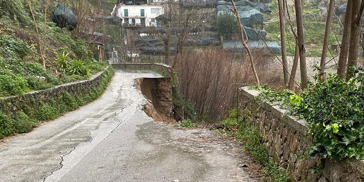Ancora frana in Costiera Amalfitana: crolla una strada