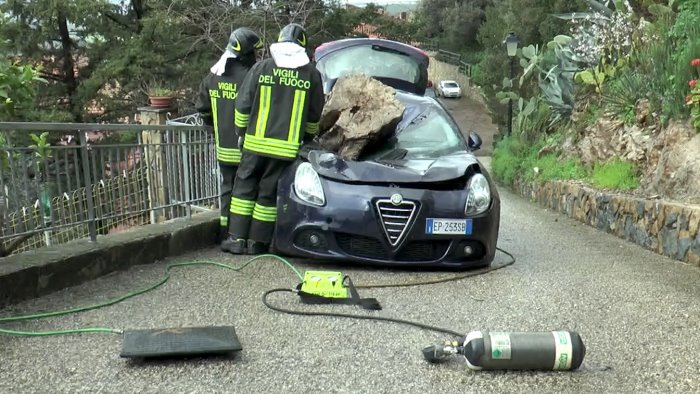 Masso si stacca dal costone a Giungano: auto distrutta e 3 famiglie evacuate