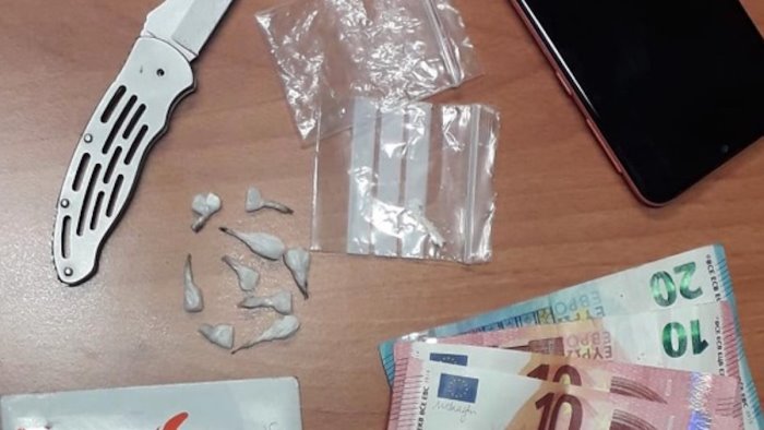 Droga, banconote e coltello: 46enne dell’Agro nocerino arrestato a Cava de’ Tirreni