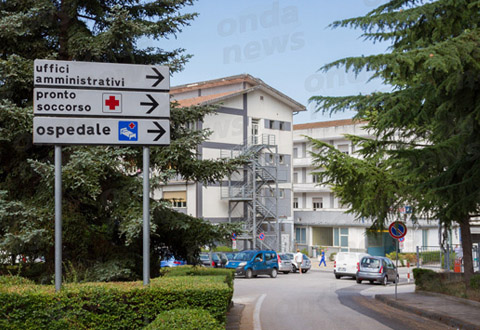 Auto contro palo e poi fuori strada a Teggiano, giovane in codice rosso all’ospedale di Polla