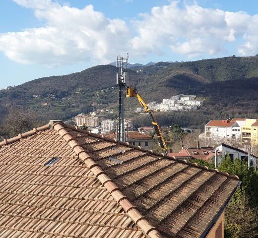 Salerno, spunta ripetitore tra le case e il palazzetto dello Sport a Matierno