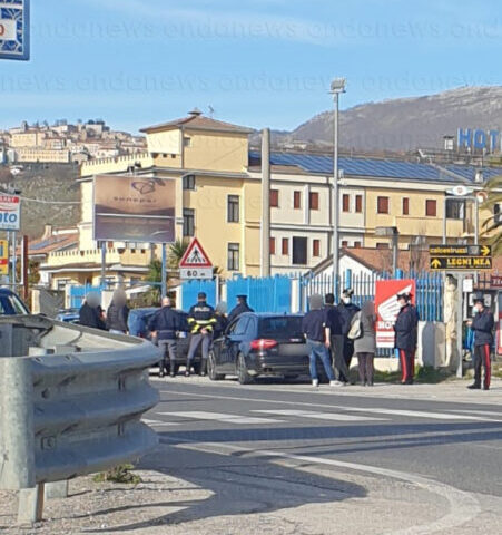 Atena Lucana, interviene per sedare una lite e viene aggredito