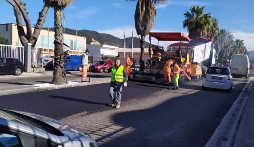 SALERNO, INIZIATI I LAVORI DI MANTO STRADALE ALLA ZONA INDUSTRIALE