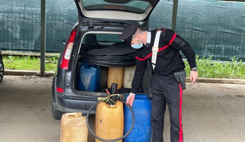 Fuggono dall’auto con all’interno taniche e strumenti per rubare gasolio