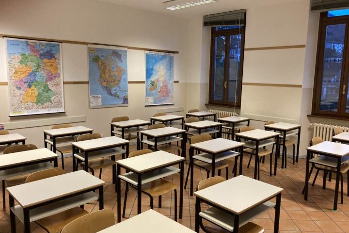 Scuole in Campania, ordinanza prorogata fino al 3 aprile