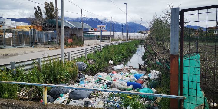 Degrado ambientale e rifiuti nel Sarno, la Senatrice Angrisani allerta il Noe