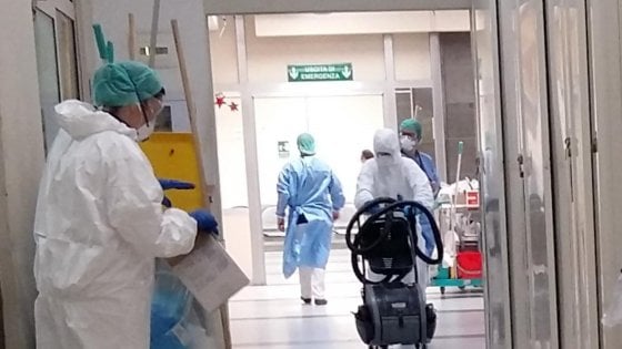 L’infettivologo dell’ospedale Cardarelli: “Lieve diminuzione dei contagiati”