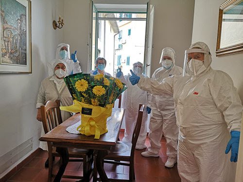 Federfiori omaggia le anziane della casa albergo Immacolata Concezione di Salerno