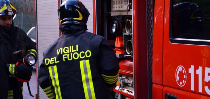 Fuoco al mercato ortofrutticolo di Capaccio, distrutti gli uffici