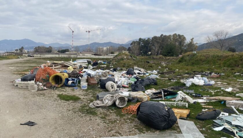 Salerno, discarica a cielo aperto rinvenuta nei pressi di Marina d’Arechi