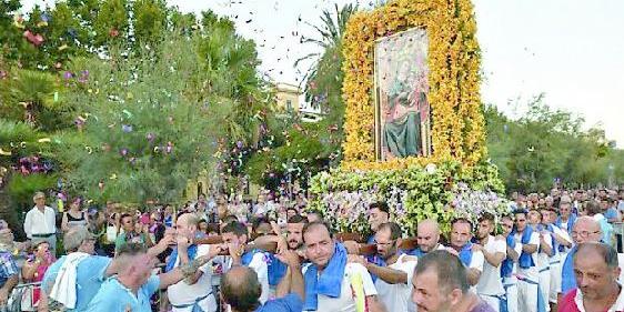 Salerno, bloccarono la processione inveendo contro parroco e carabinieri: sorelle condannate