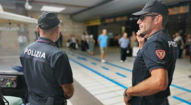 Ruba un computer portatile a un viaggiatore su un treno: 56enne nei guai