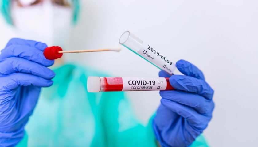 Oltre 2mila contagi Covid in Campania, al Ruggi tornano le mascherine