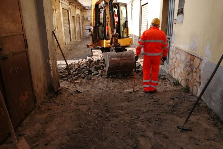 “VALORIZZIAMO LA CITTA’ “, AL VIA I LAVORI DI RESTYLING NEL CUORE DELLA FRAZIONE VASSI. IL SINDACO GIULIANO: “ENNESIMA PROMESSA MANTENUTA”