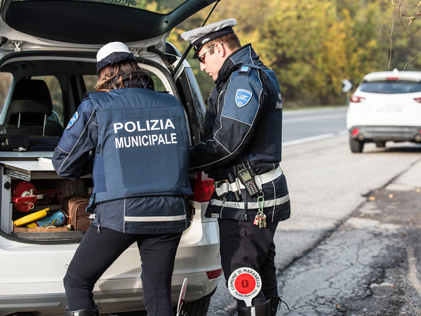 Bivaccano sui gradoni di via de Renzi: giovani 20enni sanzionati