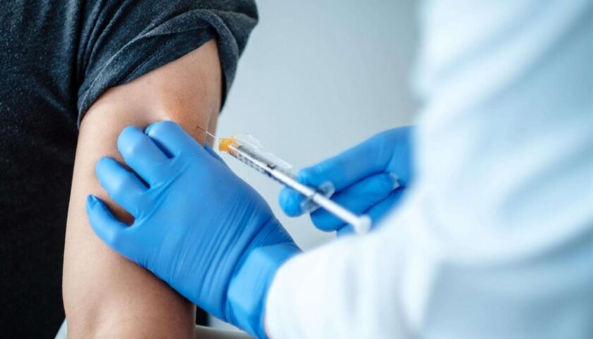 Vaccini, arriva il supporto dell’esercito dei farmacisti