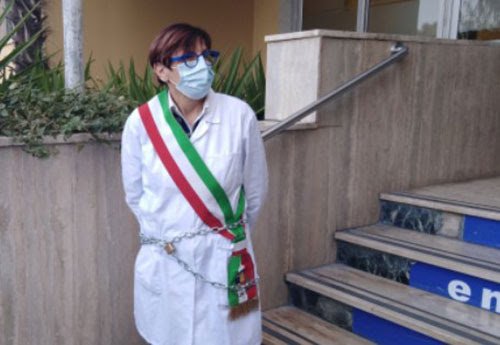 Ospedale di Battipaglia, disagi e troppe criticità: la sindaca si incatena