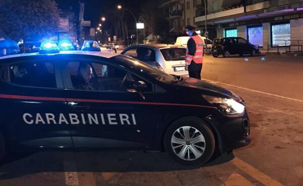 Salerno, fugge all’alt ad un posto di controllo e ferisce due carabinieri: arrestato 21enne