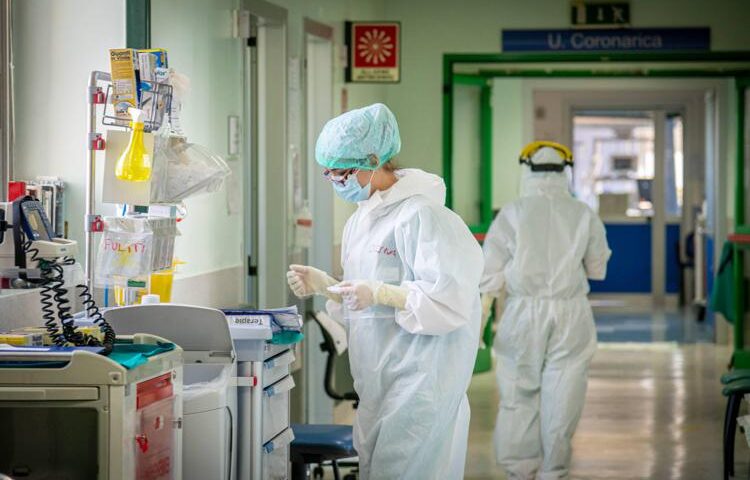 Covid oggi Italia, l’allarme: “Ancora 3 settimane, poi terapie intensive piene”