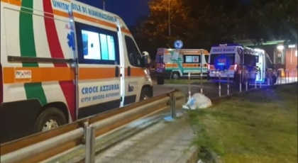 Fila di ambulanze davanti agli ospedali della Campania, Iannone (Fdi): “Che fine hanno fatto i covid center di De Luca?”