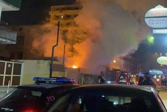 Pagani, fiamme nel centro di demolizione di via De Gasperi