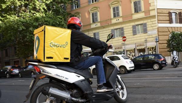 Aggressione a Napoli, rider accoltellato nei pressi del Mcdonald’s a Miano