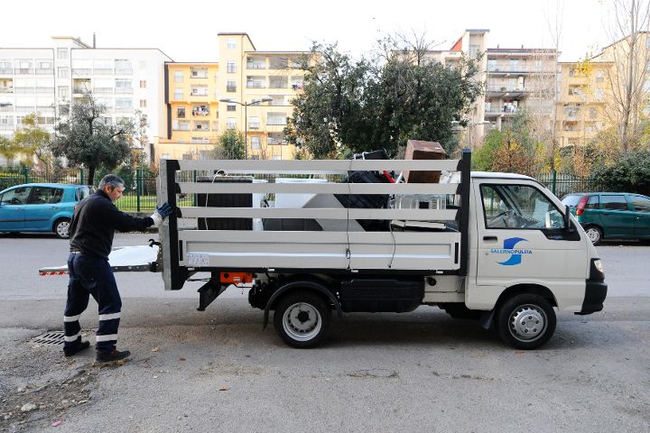 SALERNO PULITA, RITIRO GRATUITO INGOMBRANTI: PER PRENOTARE BASTA UN CLIC