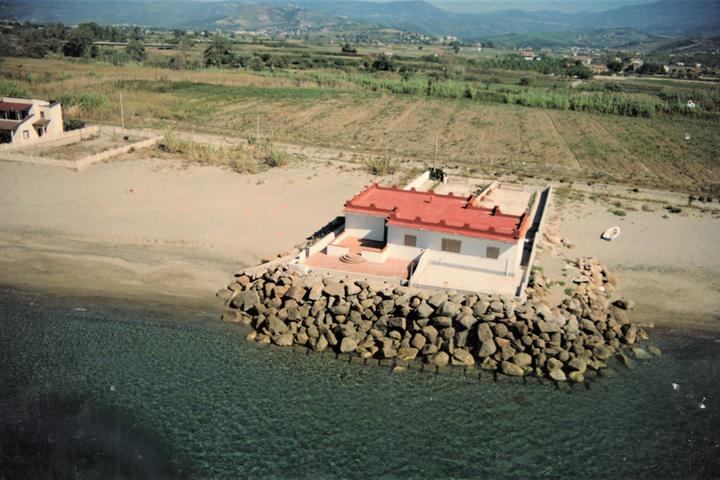 Villa in riva al mare a Casalvelino, “Mai abbattuta”