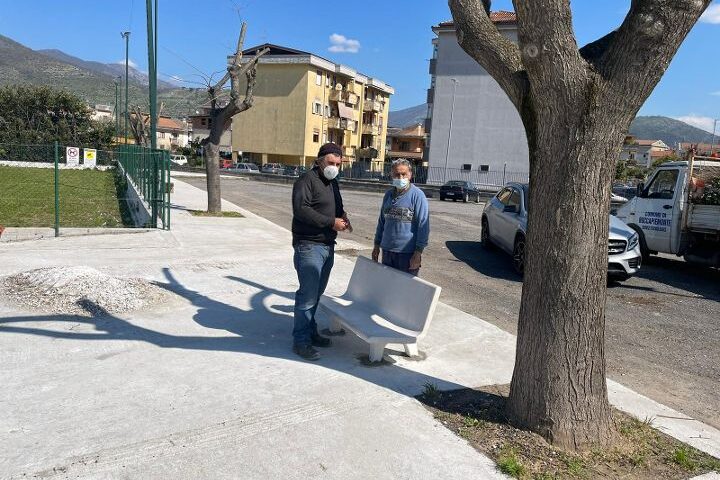 Roccapiemonte, nuova panchina nell’area intitolata a Catello Mari