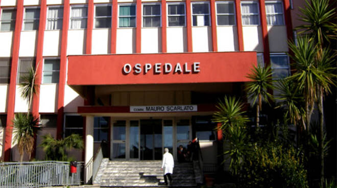 Malore davanti all’ospedale di Scafati, muore una 59enne. Il sindaco: da riaprire subito