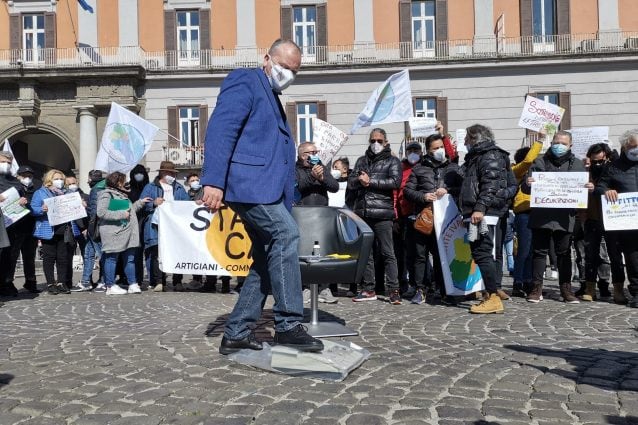 Protestano a Napoli parrucchieri ed estetisti: “Vogliamo solo riaprire e lavorare”