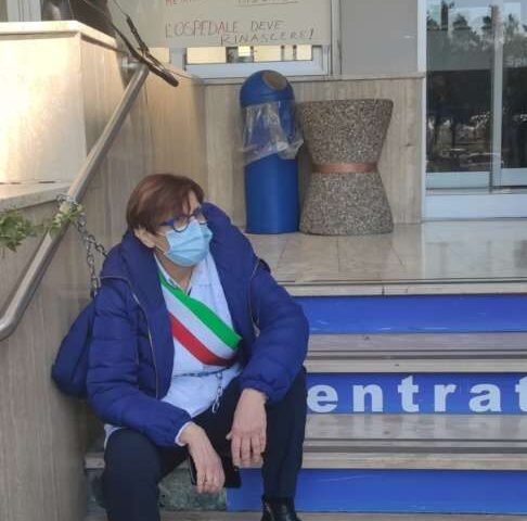 Ospedale di Battipaglia, la sindaca Francese toglie le catene e lunedì incontrerà i vertici dell’azienda