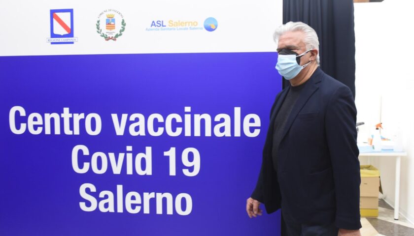 Salerno, il sindaco Napoli si vaccina al Santa Caterina