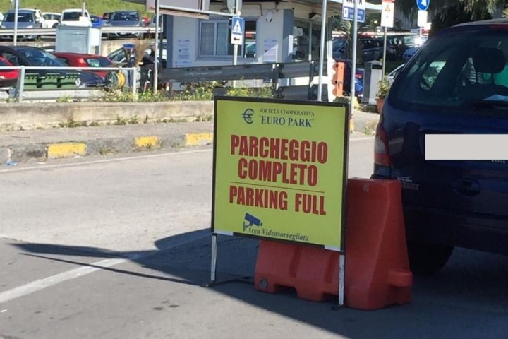 Assembramento al centro vaccino per ultra 80enni al Ruggi di Salerno, chiesto l’intervento del prefetto