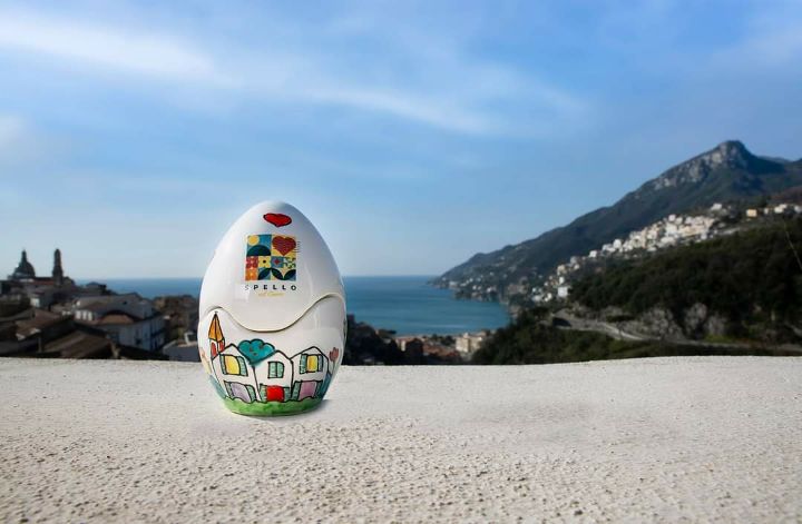 Solidarietà: Spello sceglie la ceramica vietrese per l’Uovo d’Autore