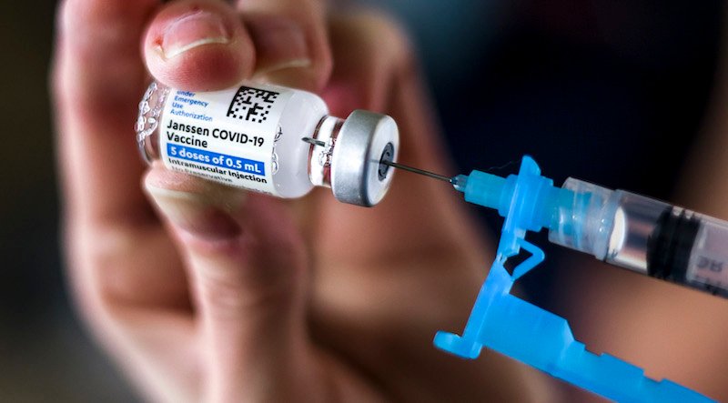 Vaccini anticovid : la protezione cala dopo i 6 mesi ma garantisce sempre una riduzione rischio infezione fino al 60%