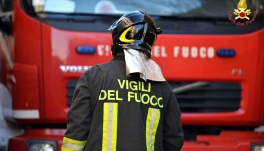 Auto in fiamme tra Serre ed Eboli, conducente salvo