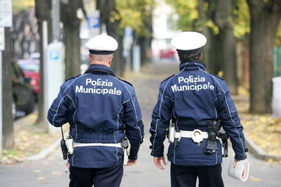 Ingiuriano maresciallo dei vigili di Scafati, 4 giovani nei guai