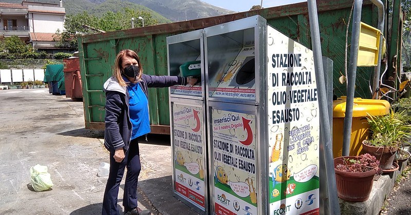 Salerno, totem gratuiti per la raccolta di olio esausti