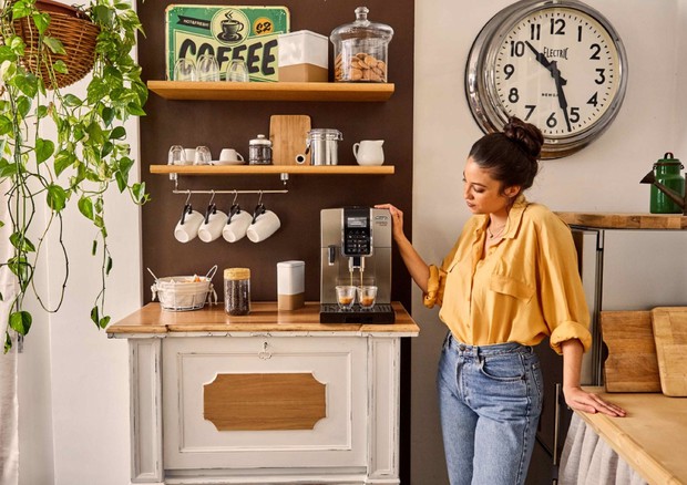 Covid: la pausa caffè si sposta in casa, 40% ha l’home bar