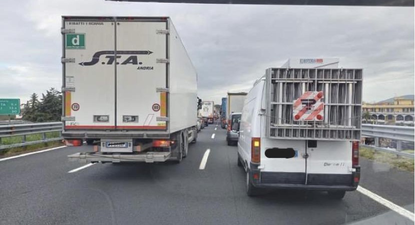 La rivolta degli ambulanti, in 500 bloccano l’autostrada: “Vogliamo lavorare”