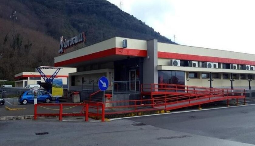 Rapina all’Autogrill Alfaterna, obbligo di dimora per un 40enne