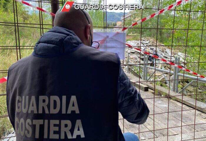 Deposito di rifiuti edili a Pellezzano, blitz e sequestro della Guardia Costiera